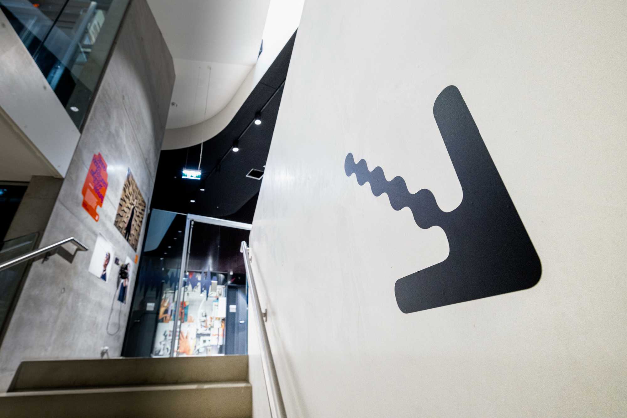 Großer Richtungspfeil zeigt die Typografie Raster Grotesk und den Ansatz mit abgerundeten Ecken