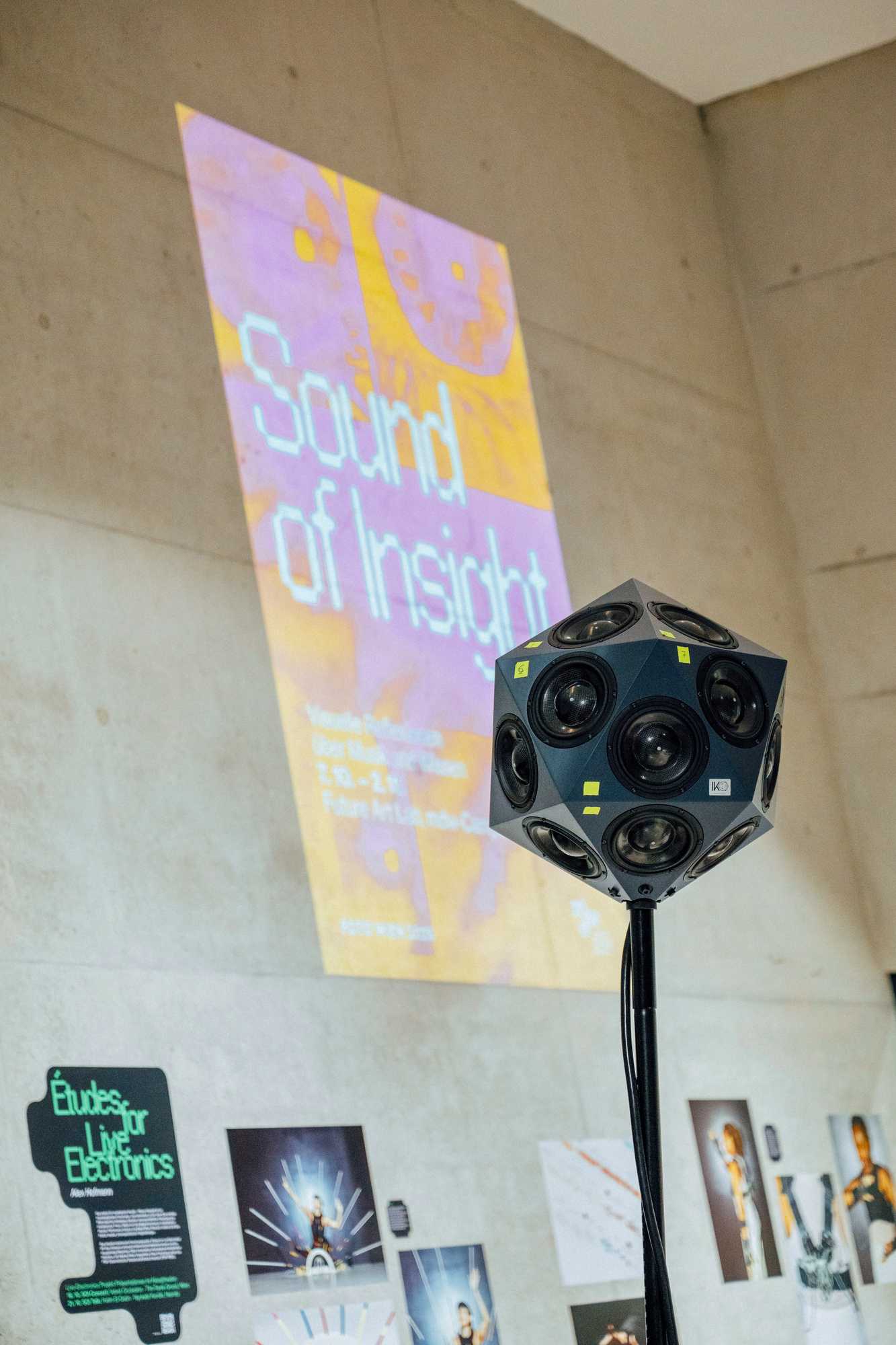 Isometrische Ansicht der maßgeschneiderten Medienpodeste zeigt ihre Integration in den Raum