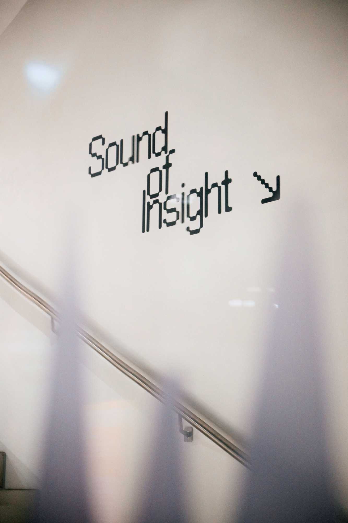 Geschwungene Treppe im Future Art Lab zeigt die fließende Architektur des Gebäudes